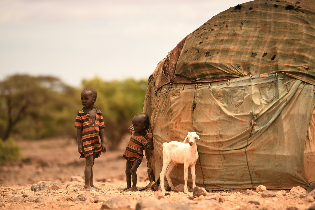 طفلان في قرية بورابول في مارسابيت شمال كينيا الذي يعاني من الجفاف الحادّ في 11 تموز/يوليو 2022(ا ف ب)