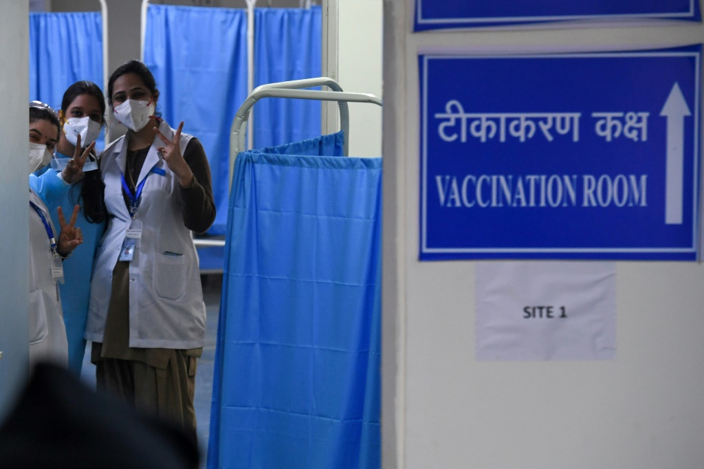 ممرضات ينتظرن دورهن للحصول على لقاح ضد فيروس كورونا في مستشفى كالاواتي في نيودلهي في 16 كانون الثاني/يناير 2021 (ا ف ب)