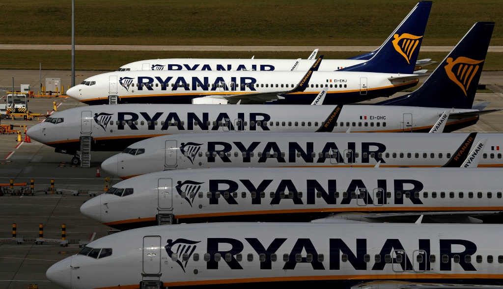 مجموعة طائرات تابعة لشركة راين اير الإيرلندية للطيران بأسعار مخفضة، في مطار ستانستيد شمال شرق لندن في 20 آب/أغسطس 2020(ا ف ب)
