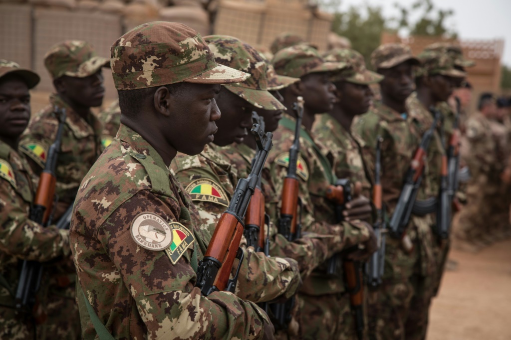 القاعدة العسكرية الرئيسية خارج باماكو قبل أن يسود الهدوء بعد نحو ساعة (أ ف ب)