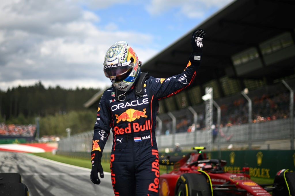 سائق ريد بول الهولندي ماكس فيرستابن بعد فوزه بسباق السرعة لجائزة النمسا الكبرى في الفورمولا واحد. سبيلبرغ في 9 تموز/يوليو 2022 ( ا ف ب)