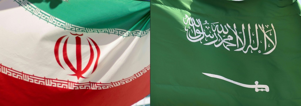صورة مركبة للعلمين الإيراني (الى اليسار) والسعودي، تم إعدادها في الخامس من تشرين الأول/أكتوبر 2021 (ا ف ب)