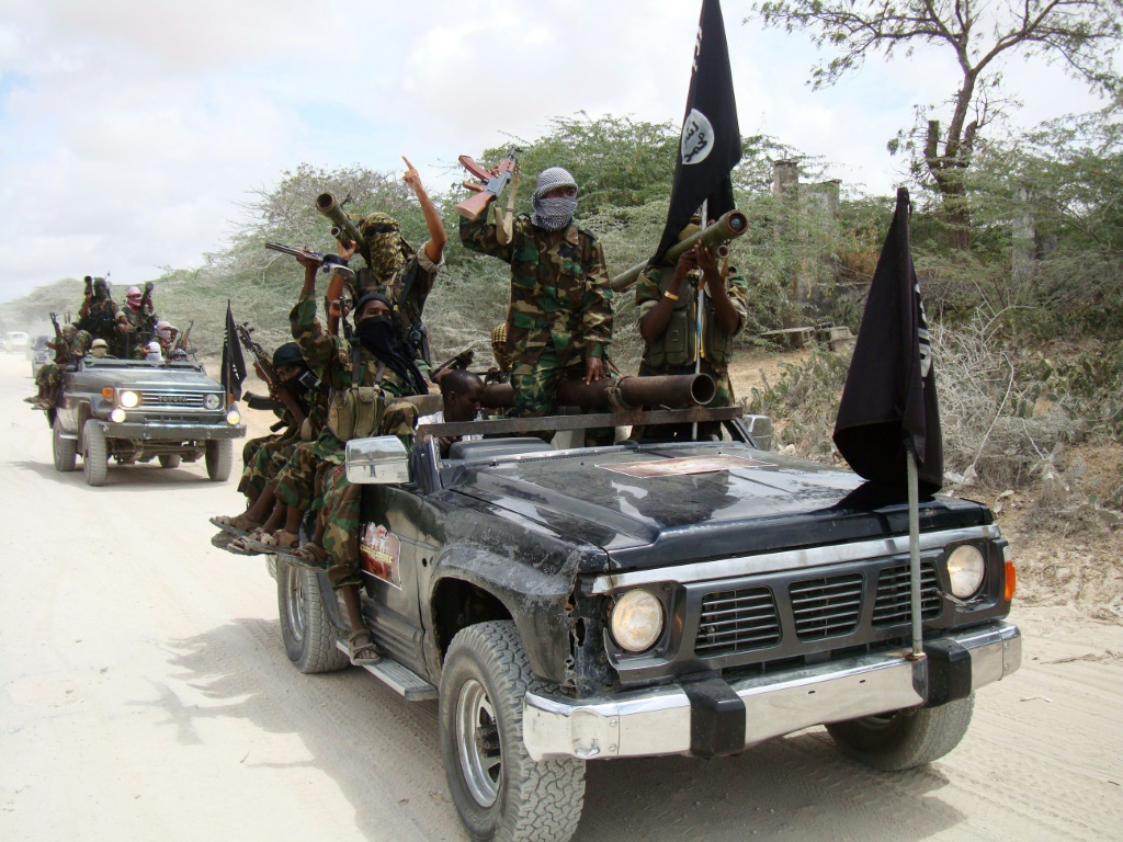 مسلحون ينتمون إلى حركة الشباب الإسلامية الصومالية خلال عرض في العاصمة الصومالية مقديشو في 21 تشرين الأول/أكتوبر 2010 (ا ف ب)