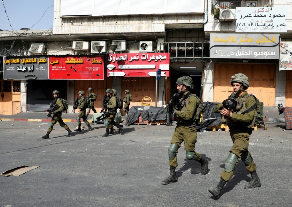 جنود إسرائيليون يمشون خلال مواجهات مع فلسطينيين في مدينة الخليل في الضفة الغربية المحتلة في 29 أيار/مايو 2022 (ا ف ب)