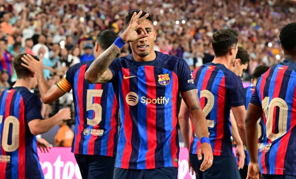 البرازيلي رافينيا يحتفل بهدف فوز فريقه برشلونة على ريال مدريد في كلاسيكو ودي على ملعب "أليجاينت ستاديوم" في مدينة لاس فيغاس الأميركية في 23 تموز/يوليو 2022 (ا ف ب)
