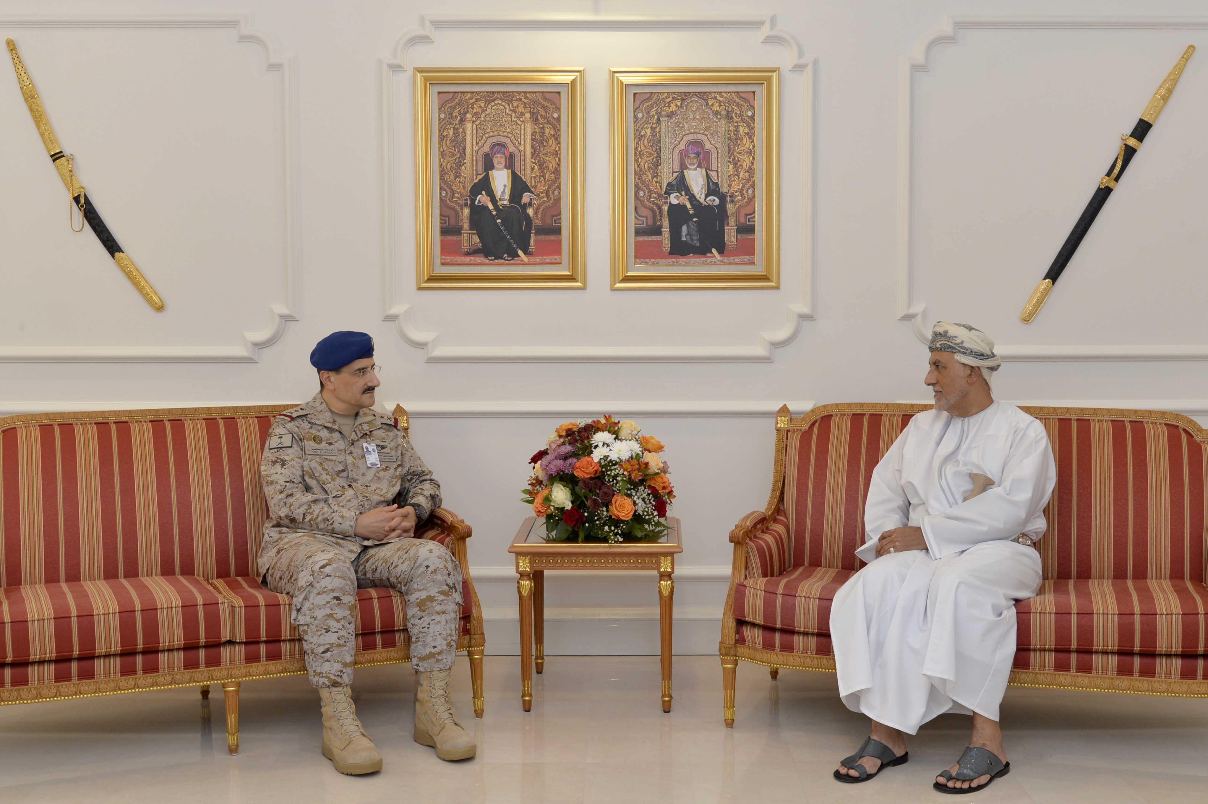 صورة من مباحثات عمانية سعودية لتعزيز التعاون العسكري(العمانية )