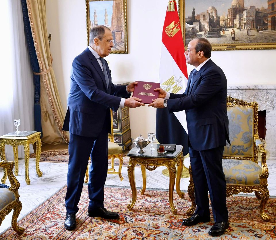 الرئيس  المصري عبد الفتاح السيسي مع وزير الخارجية الروسي سرجي لافروف (الرئاسة المصرية)