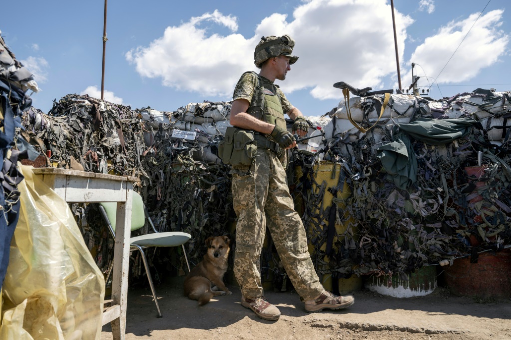 مفرزة صغيرة من الجنود الأوكرانيين تشغل الموقع في الخنادق المليئة بالأكياس الرملية وحطام المباني المدمرة (أ ف ب)