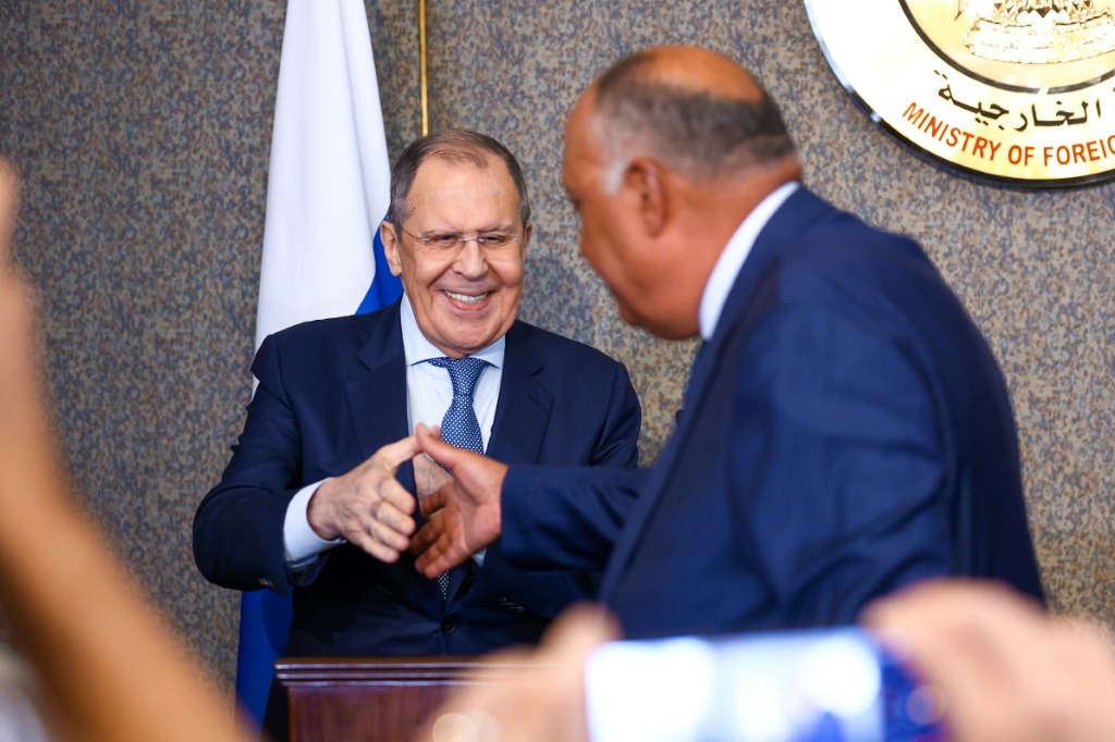 وزير الخارجية الروسي سيرغي لافروف ونظيره المصري سامح شكري خلال مؤتمر صحافي مشترك في القاهرة بتاريخ 24 تموز/يوليو 2022(ا ف ب)