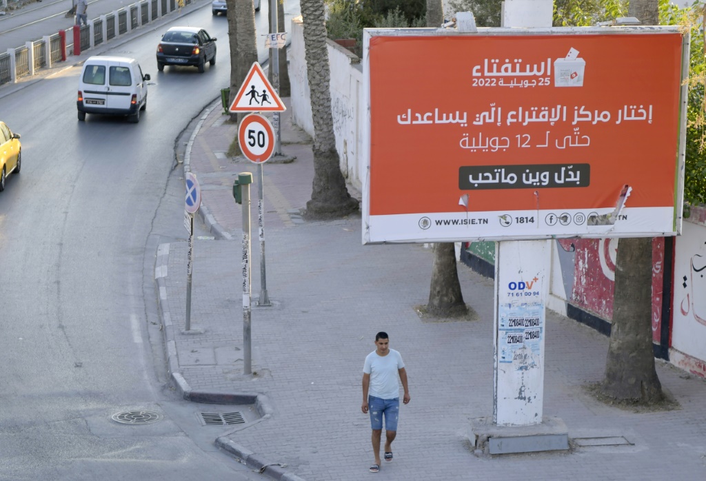 لوحة إعلانية في العاصمة التونسية في 21 تموز/يوليو 2022 قبل الاستفتاء (اف ب)
