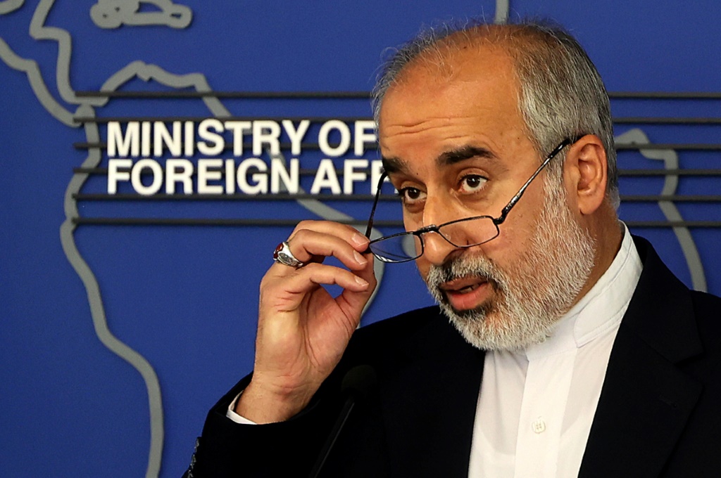 المتحدث باسم وزارة الخارجية الإيرانية ناصر كنعاني خلال مؤتمر صحافي في طهران في 13 تموز/يوليو 2022.(أ ف ب)