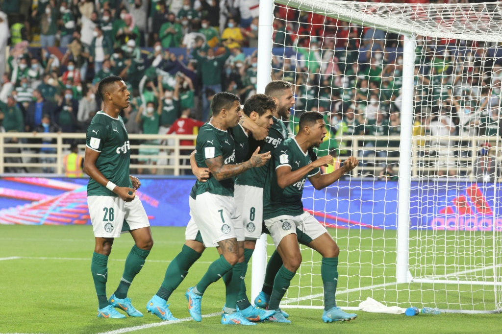 لاعبو بالميراس البرازيلي يحتفلون بهدف رافايل فيغا في مرمى الأهلي المصري خلال الدور نصف النهائي لمونديال الأندية، أبوظبي في 8 شباط/فبراير 2022(ا ف ب)