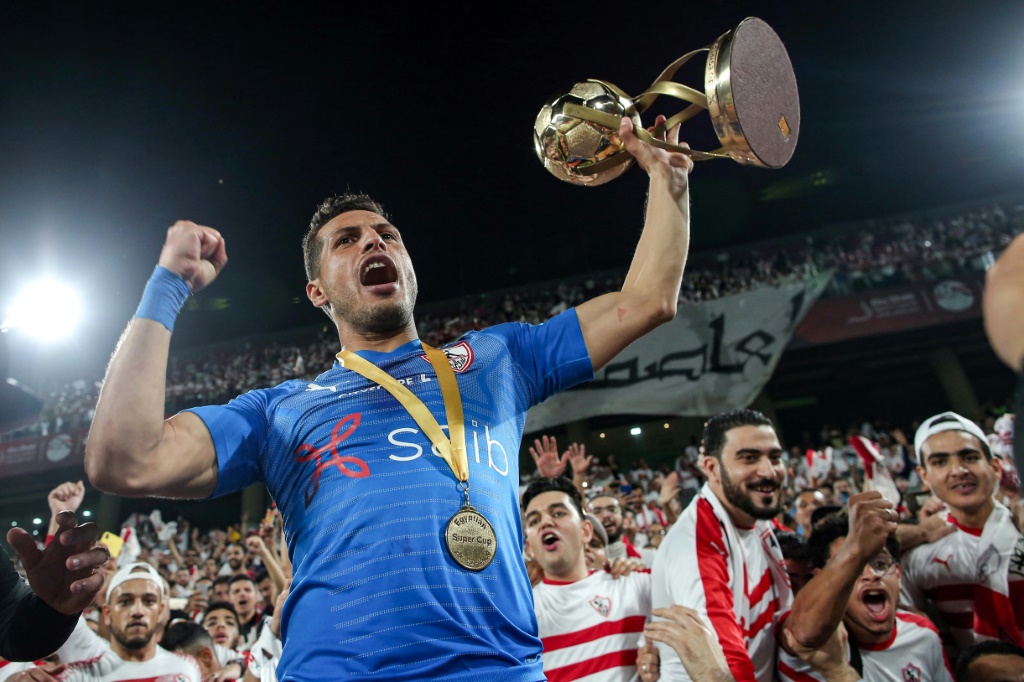 لاعب الوسط طارق حامد يحمل الكأس السوبر المصرية بعد الفوز على الاهلي في ابو ظبي في 20 شباط/فبراير 2020 (ا ف ب)