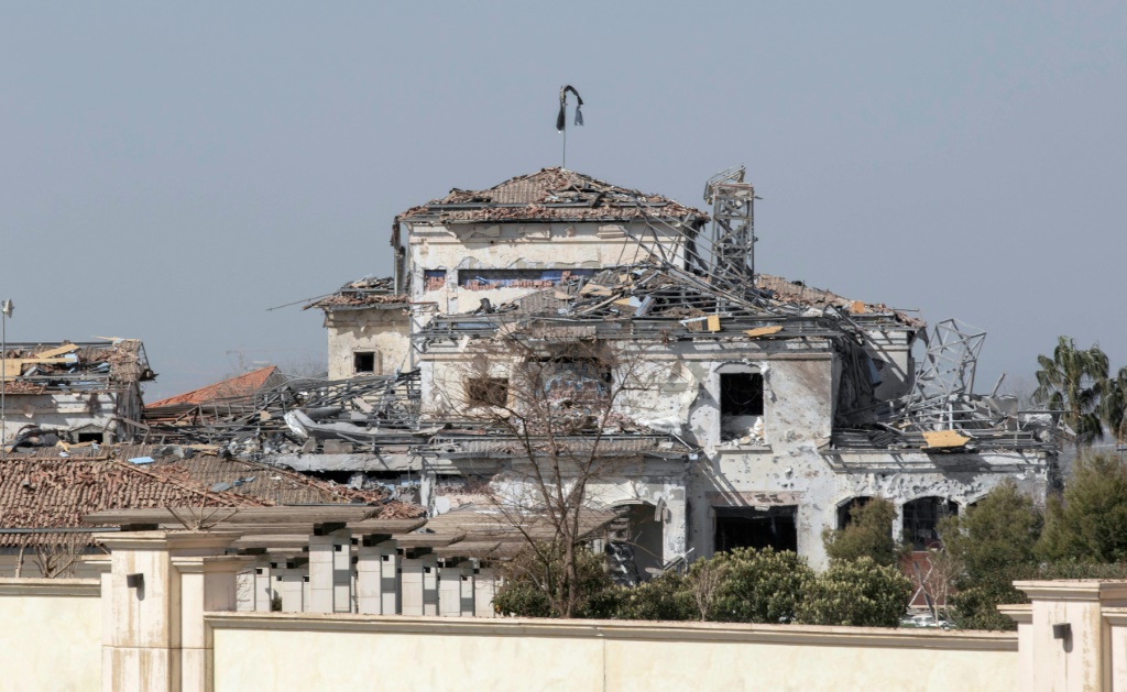 صورة من الأرشيف تظهر مبنى متضررا بهجوم صاروخي استهدف أربيل عاصمة إقليم كردستان العراق في 13 آذار/مارس 2022 (ا ف ب)
