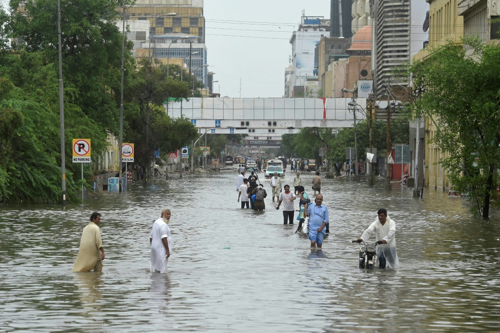 شوارع كراتشي الغارقة بمياه الأمطار (اف ب)