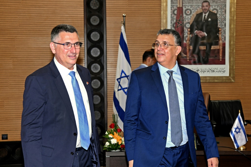 وزير العدل المغربي عبد اللطيف وهبي (يمين) يستقبل وزير العدل الإسرائيلي جدعون سار في الرباط (أ ف ب)   