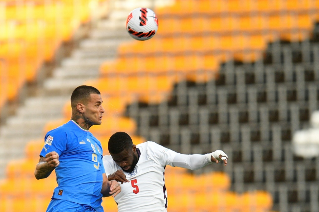 المهاجم جانلوكا سكاماكا (يسار) خلال مباراة منتخب إيطاليا مع نظيره الإنكليزي في دوري الأمم الأوروبية لكرة القدم. ولفرهامبتون، وسط إنكلترا، في 11 حزيران/يونيو 2022 (ا ف ب)