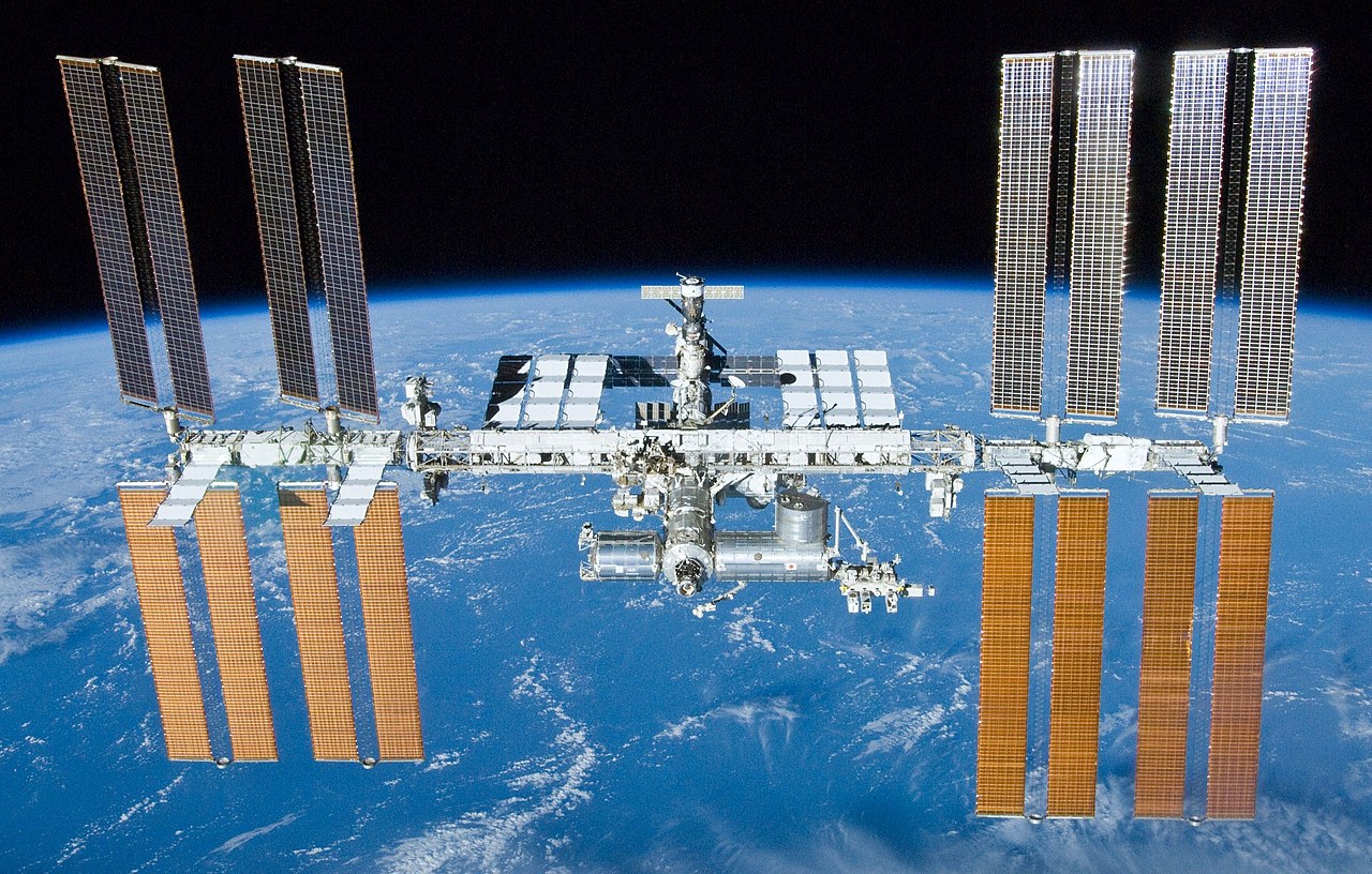 صورة لمحطة الفضاء الدولية (ISS) يوم 23 مايو 2010 كما ظهرت من المكوك الفضائي المغادر أتلانتيس خلال مهمة STS-132 (ويكيبيديا)