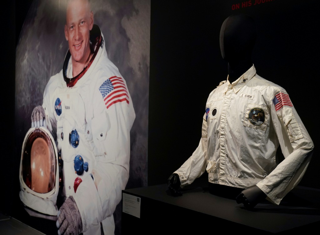 السترة التي ارتداها رائد الفضاء الأميركي باز ألدرين خلال رحلته إلى القمر عام 1969 في صورة عرضت خلال الإعلان في مقر "سوذبيز" في نيويورك في 21 تموز/يوليو 2022 عن المزاد عليها (ا ف ب)