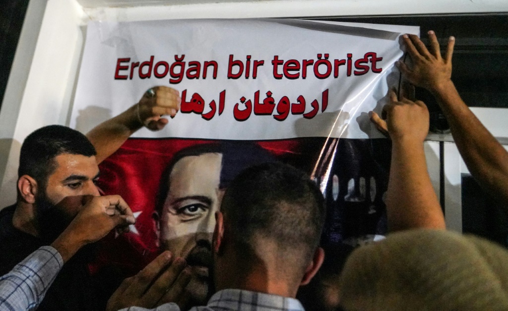 متظاهرون في النجف في 20 تموز/يوليو 2022 احتجاجاً على قصف نسب إلى تركيا وأودى بحياة تسعة مدنيين (ا ف ب)