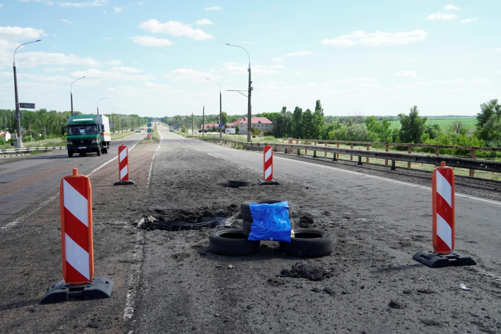 صورة ملتقطة في 21 تموز/يوليو 2022 تظهر أثار قصف أوكراني على جسر انتونيفسكي فوق نهر دنيبرو في خيرسون (ا ف ب)