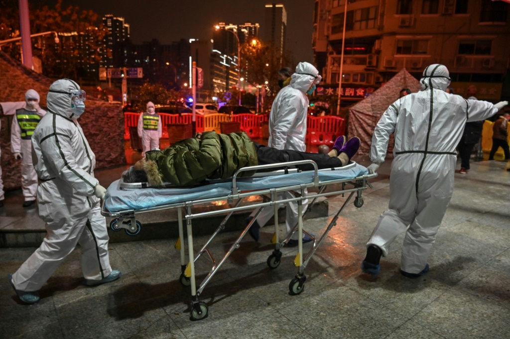    صورة بتاريخ 25 كانون الثاني/يناير 2020 لطاقم طبي ينقلون مريضا إلى مستشفى الصليب الأحمر في ووهان (ا ف ب)