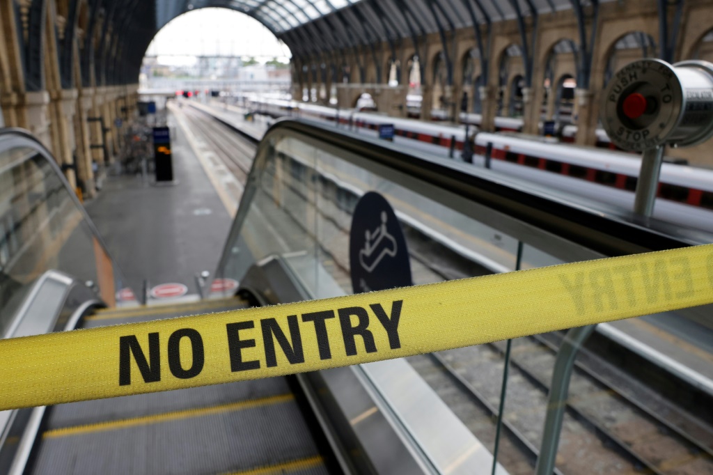 شارة تحمل عبارة "ممنوع الدخول" عند مدخل محطة قطارات في لندن في 27 تموز/يوليو 2022 (أ ف ب)