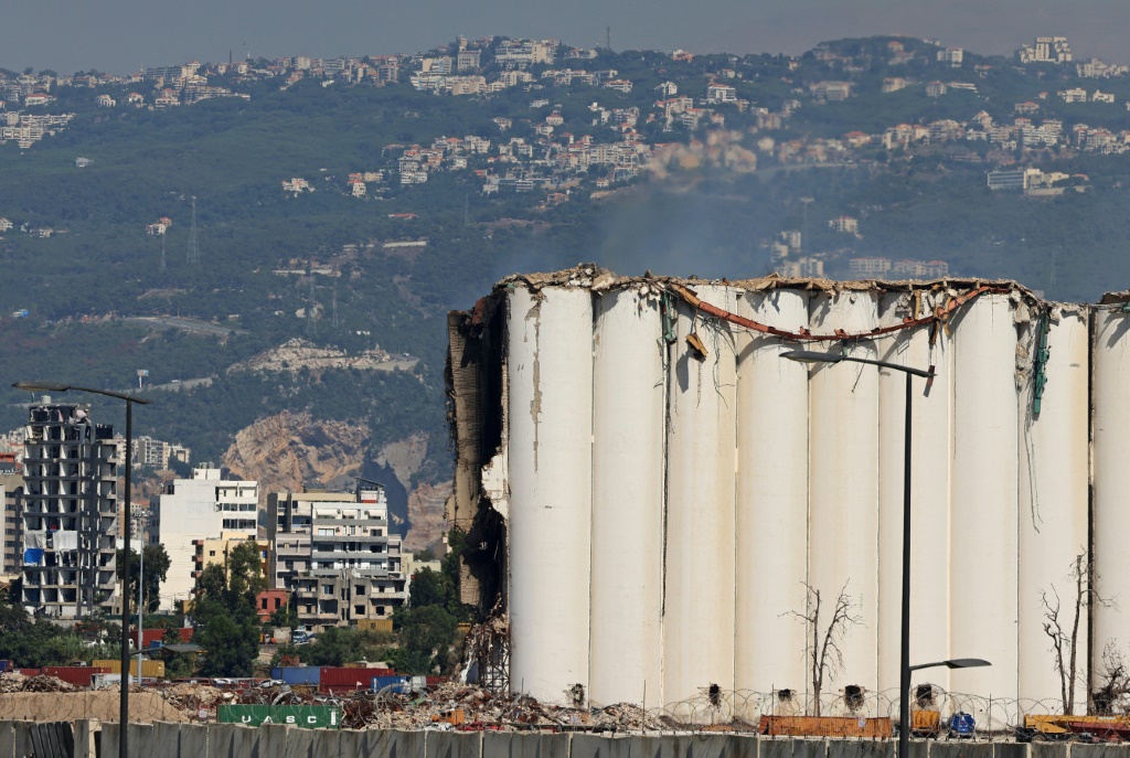 تعرضت صوامع الحبوب في ميناء بيروت لأضرار جسيمة قبل عامين في انفجار مدمر (ا ف ب)