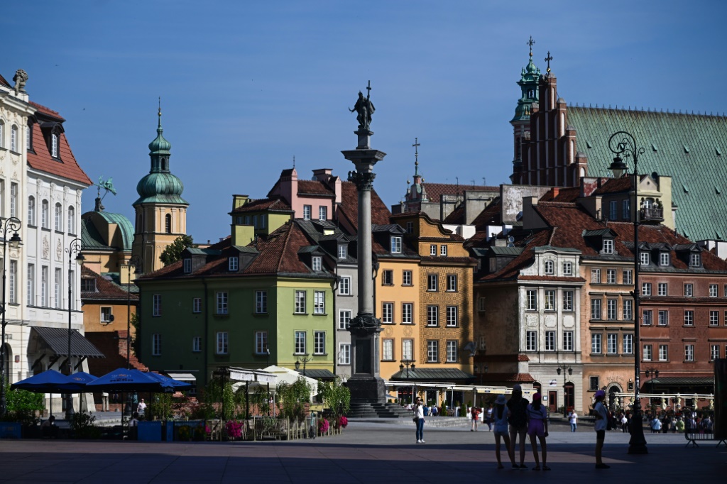 صورة التُقطت في 23 تموز/يوليو 2022 تُظهر مبان في المدينة القديمة في وارسو عاصمة بولندا (ا ف ب)