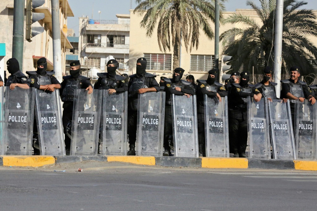 قوات الأمن العراقية تنتشر مع تجمع أنصار مقتدى الصدر في ساحة التحرير ببغداد في 27 يوليو / تموز (ا ف ب)