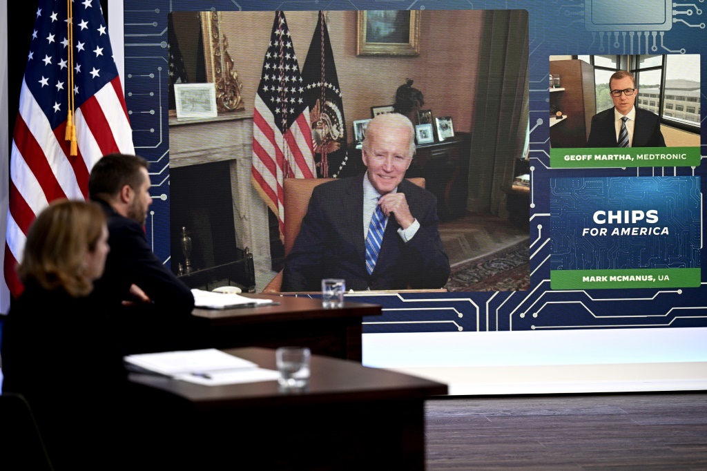 الرئيس الأميركي جو بايدن خلال اجتماع عبر الفيديو مع مدراء شركات حول قانون "خلق حوافز مفيدة لإنتاج أشباه الموصلات" في 25 تموز/يوليو 2022(ا ف ب)