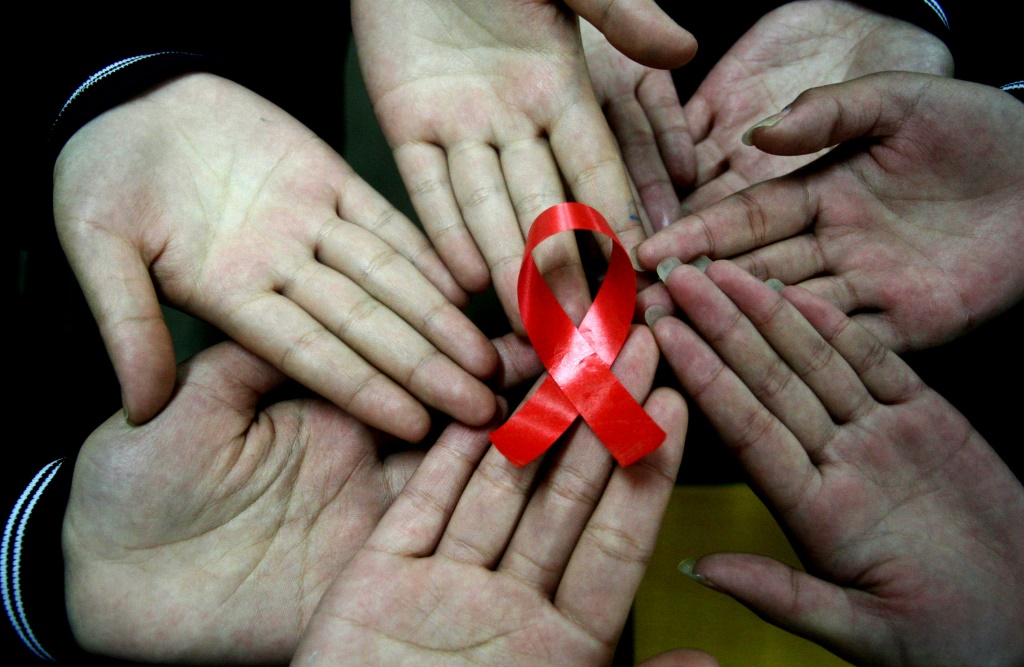 العلاجات التي تُسمّى مضادات الفيروسات القهقرية، تمنع تكاثر فيروس نقص المناعة البشرية في الجسم، لكنها لا تقضي عليه تماما (ا ف ب)