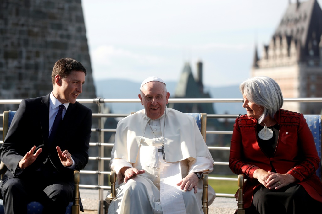 البابا فرنسيس مع رئيس الوزراء الكندي جاستن ترودو والحاكمة العامة ماري سيمون في 27 تموز/يوليو 2022 (ا ف ب)