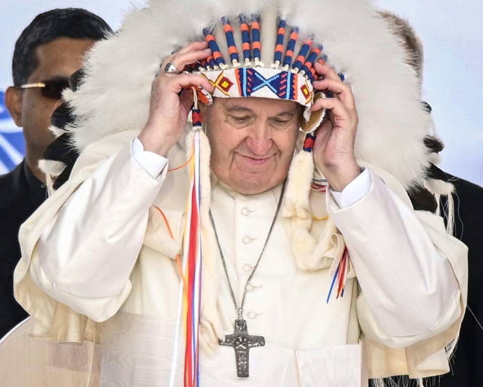  البابا فرنسيس مرتدياً قبعة تقليدية للشعوب الاصليين بعد تقديمه اعتذارات تاريخية في ماسكواسيس في 25 تموز/يوليو 2022 (ا ف ب)