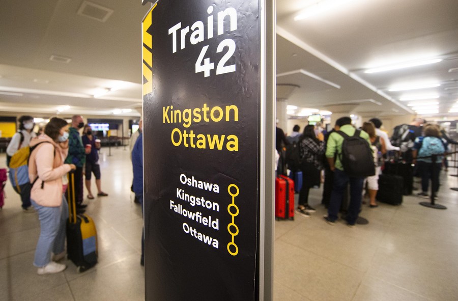 أشخاص يصطفون في محطة يونيون للقطارات في تورونتو، أونتاريو، كندا، في 20 يونيو 2022. (شينخوا)