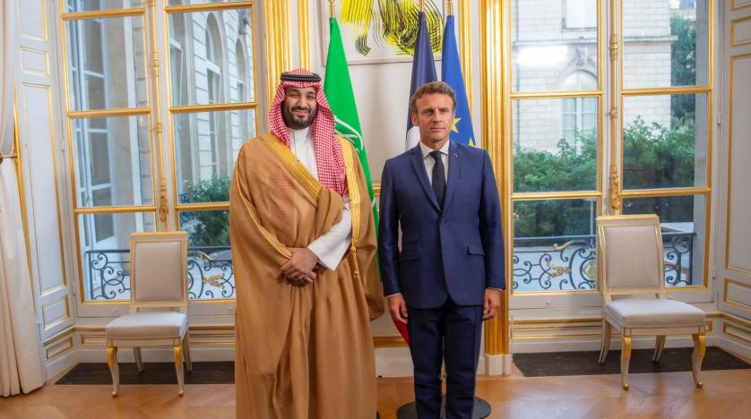 الرئيس الفرنسي إيمانويل ماكرون لدى استقباله ولي العهد السعودي الأمير محمد بن سلمان (واس)