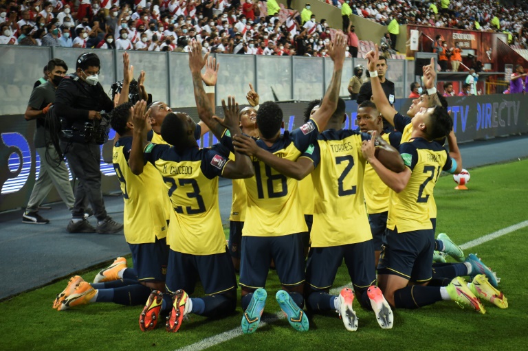 لاعبو الإكوادور يحتفلون بهدف مايكل إسترادا في مرمى البيرو في شباط/فبراير 2022 (ا ف ب)