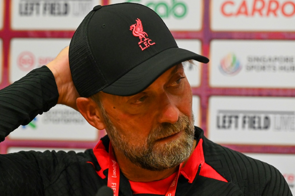 المدرب الألماني لليفربول الإنكليزي يورغن كلوب خلال مؤتمر صحافي بالملعب الوطني في سنغافورة عشية مباراة ودية ضد كريستال بالاس في 14 تموز/يوليو 2022. (ا ف ب)