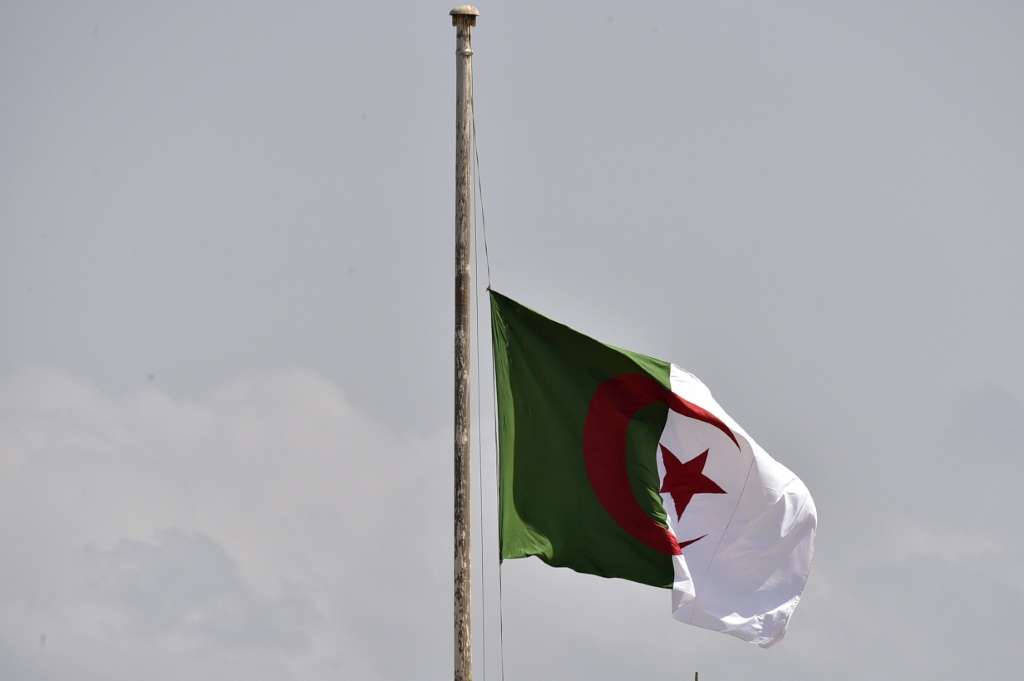 العلم الوطني الجزائري يرفرف في العاصمة الجزائرية في 18 أيلول/سبتمبر 2021 بعد وفاة الرئيس السابق عبد العزيز بوتفليقة (أ ف ب)