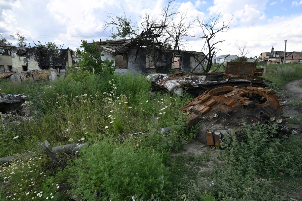    دبابة روسية مدمرة قرب انقاض منازل في قرية مالا روغان بمنطقة خاركيف، في 28 تموز/يوليو 2022 (أ ف ب)