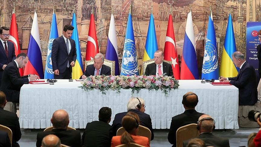 الرئيس التركي والأمين العام للأمم المتحدة خلال لتوقيع الاتفاق (الأناضول)