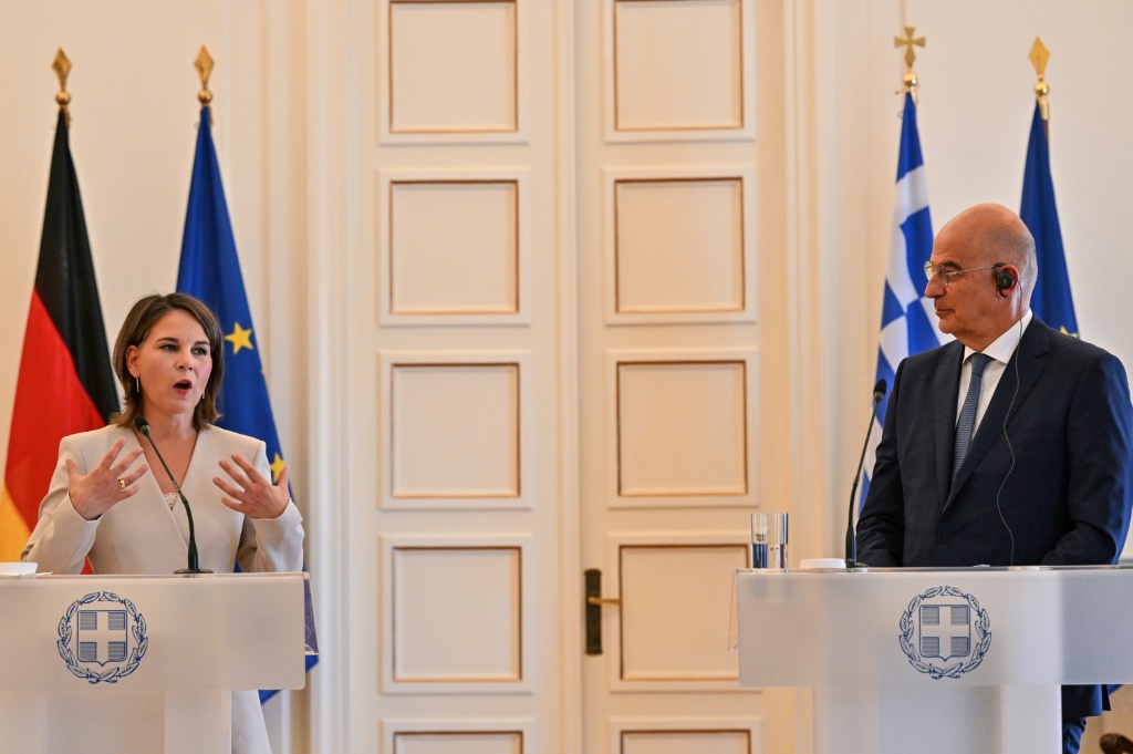 وزيرة الخارجية الالمانية انالينا بيربوك تتحدث خلال مؤتمر صحافي مشترك مع نظيرها اليوناني نيكوس ديندياس في اثينا في 29 تموز/يوليو 2022 (ا ف ب)