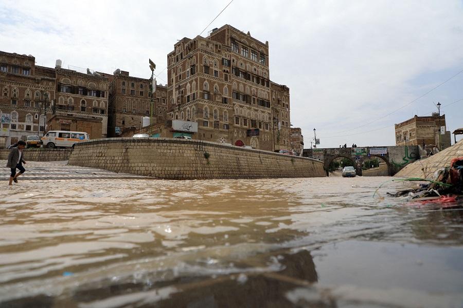 تضرر عشرات آلاف اليمنيين جراء أمطار غزيرة وفيضانات ضربت مناطق متفرقة في اليمن (ا ف ب)