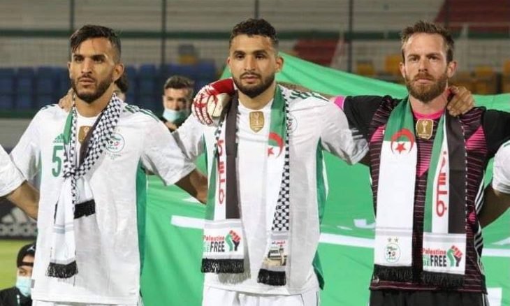 صورة من حساب اللاعب الجزائري أحمد توبة ( في الوسط)- (فيسبوك)