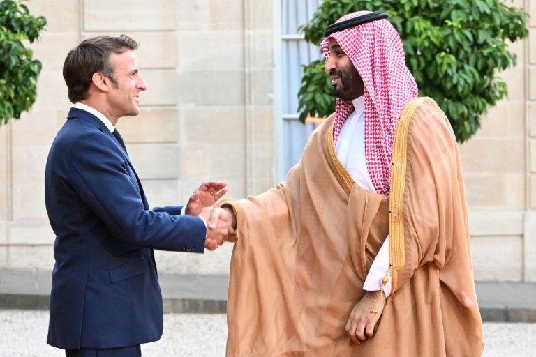 الرئيس الفرنسي إيمانويل ماكرون يصافح ولي العهد السعودي الأمير محمد بن سلمان لدى وصوله إلى قصر الإليزيه الرئاسي في باريس في 28 تموز/يوليو 2022 (ا ف ب)