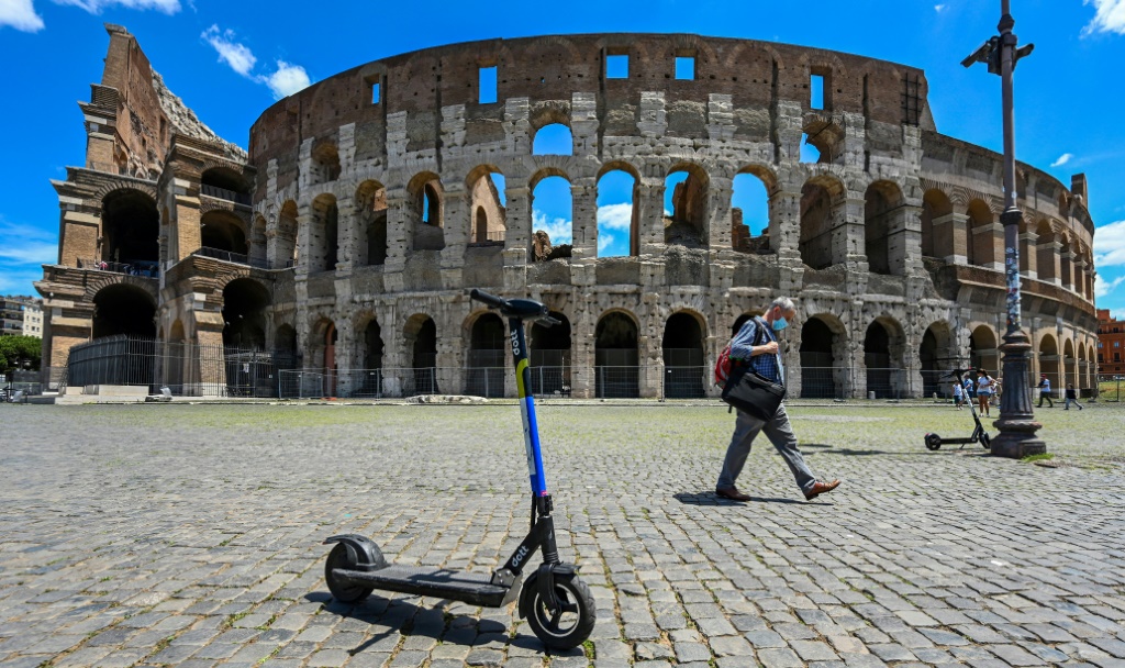 دراجات سكوتر كهربائية أمام الكولوسيوم في العاصمة الإيطالية روما في 22 حزيران/يونيو 2020 (ا ف ب)