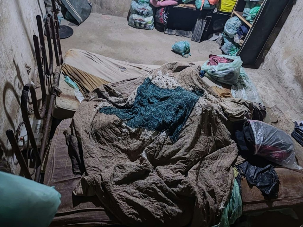 صورة نشرتها الشرطة العسكرية في ريو دي جانيرو في 28 تموز/يوليو 2022 تظهر غرفة احتُجزت فيها أمّ مع ولديها على يد الزوج مدة 17 عاما(ا ف ب)