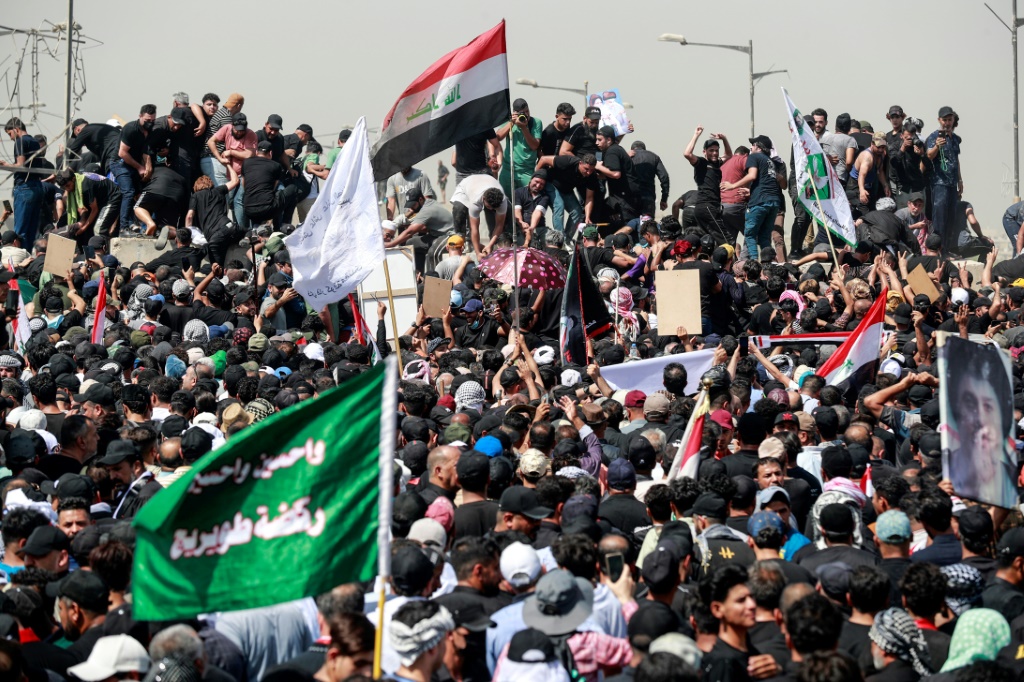 متظاهرون مؤيدون لمقتدى الصدر على جسر الجمهورية المؤدي إلى المنطقة الخضراء في وسط بغداد بتاريخ 30 تموز/يوليو 2022 (ا ف ب)