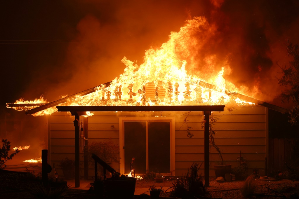 منزل اندلعت فيه النيران جراء حريق "أوك فاير" في كاليفورنيا في 23 تموز/يوليو 2022 (ا ف ب)