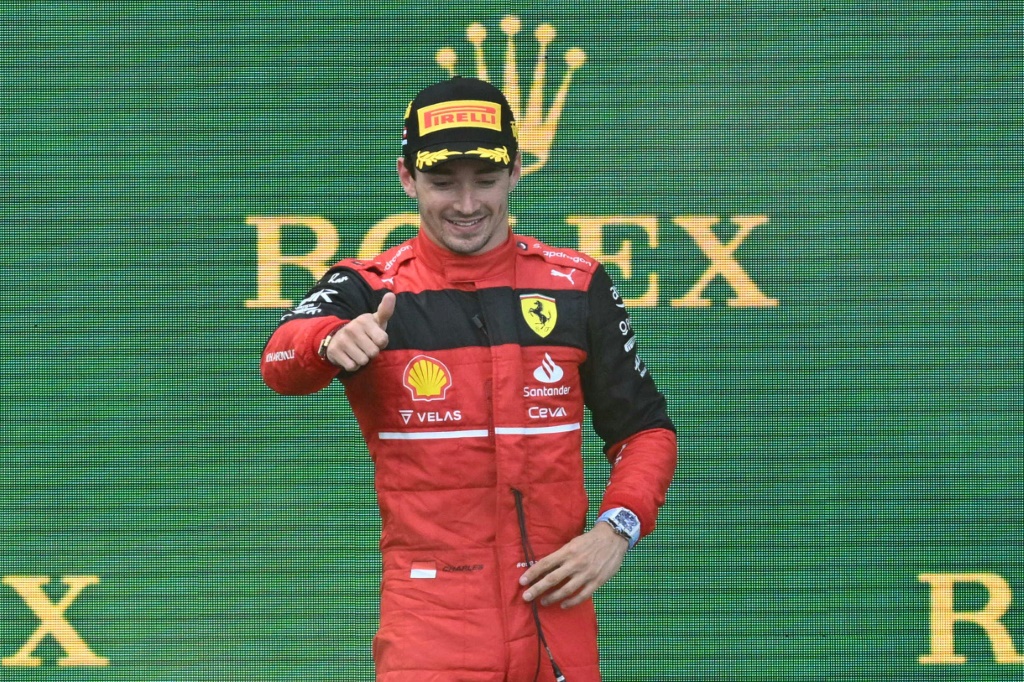 سائق فيراري شارل لوكلير من موناكو فرحاً بفوزه بسباق جائزة النمسا الكبرى على حلبة ريد بول رينغ في سبيلبرغ في 10 تموز/يوليو 2022 (ا ف ب)